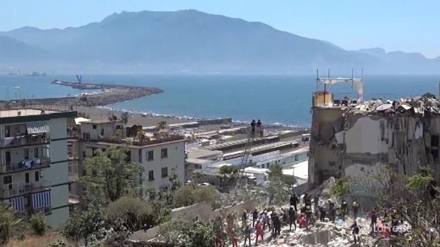 Crollo a Torre Annunziata, si continua a scavare tra le macerie