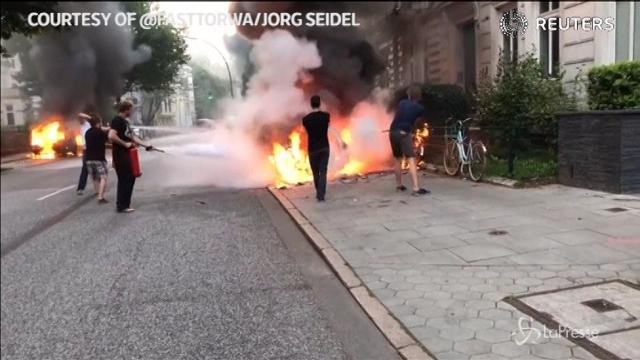 G20, ad Amburgo auto a fuoco e fumo