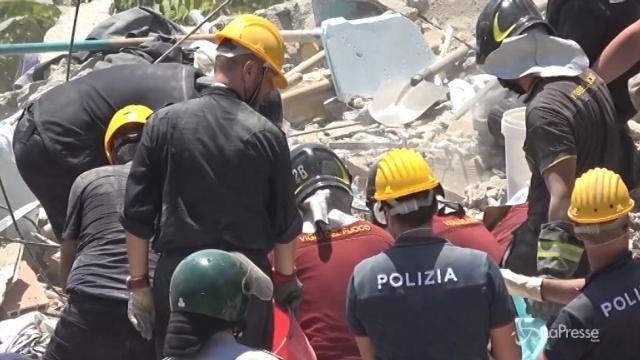 Torre Annunziata: recuperate tre vittime del crollo della palazzina