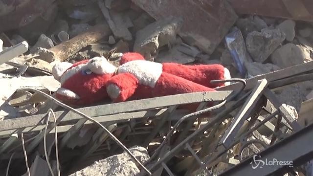 VIDEO Torre Annunziata, il recupero delle prime salme del crollo