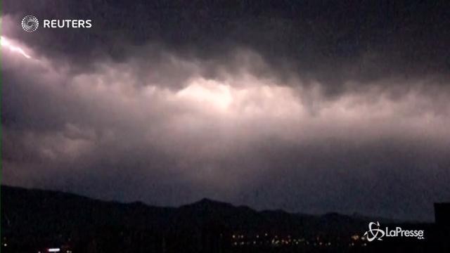 Spettacolo di fulmini nel cielo di Pechino