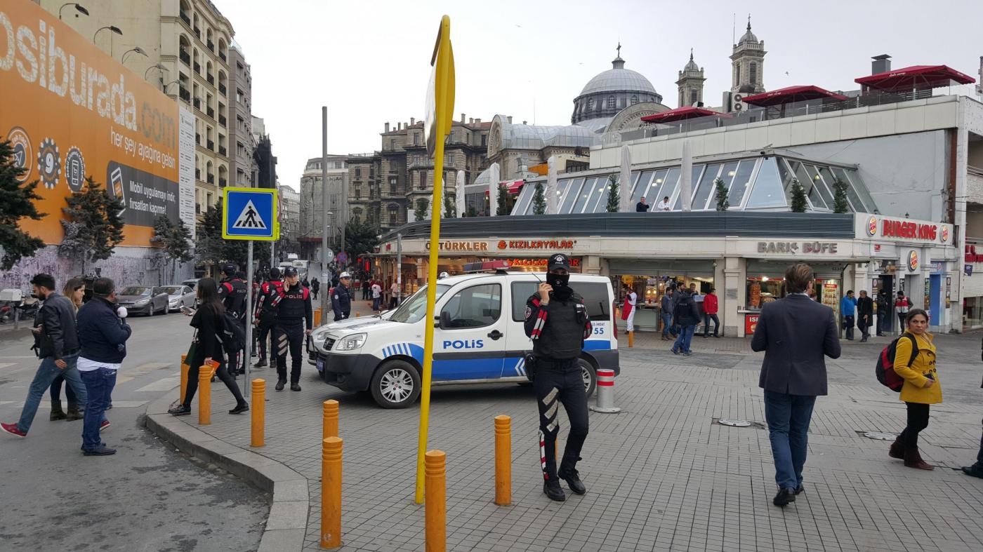 Turchia, esplosione a Istanbul al passaggio bus polizia: 5 feriti