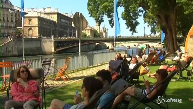 A Parigi si va in spiaggia lungo la Senna