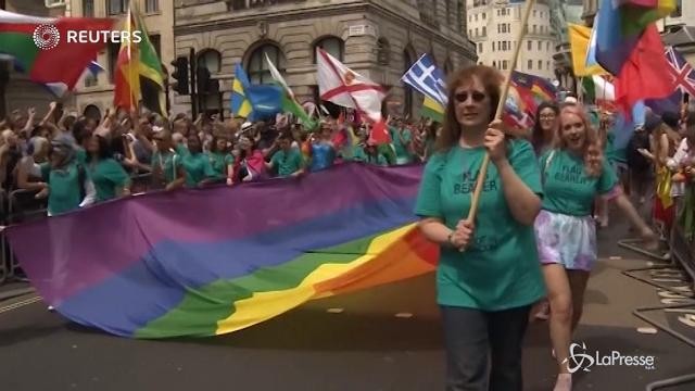 Musica e arcobaleno al Gay Pride a Londra