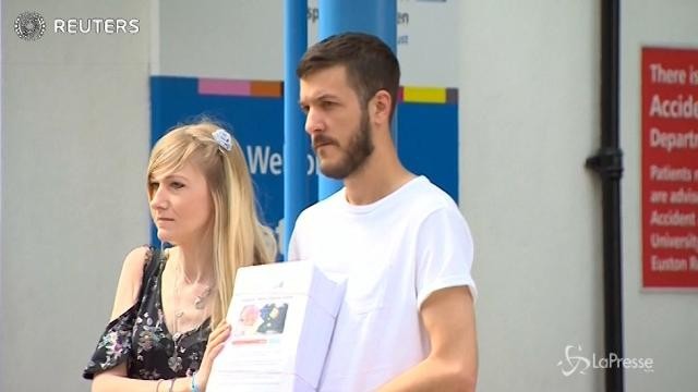 #SaveCharlie, la petizione dei genitori davanti all’ospedale