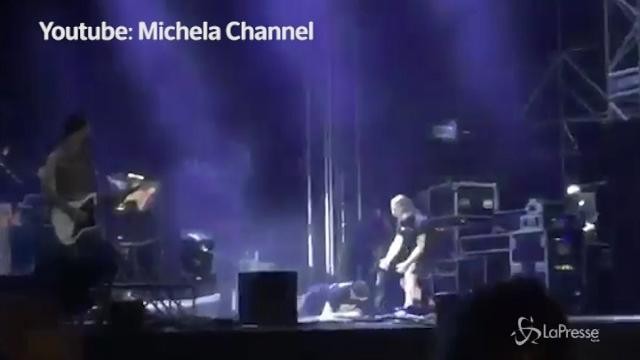 VIDEO J-Ax scivola dall’hoverboard e cade durante il concerto