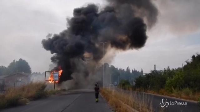 Roma: incendio sulla via Salaria