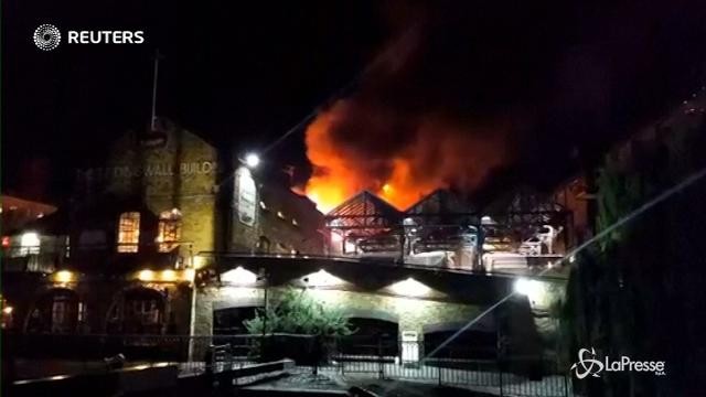 VIDEO Londra: il gigantesco incendio al Camden Lock Market