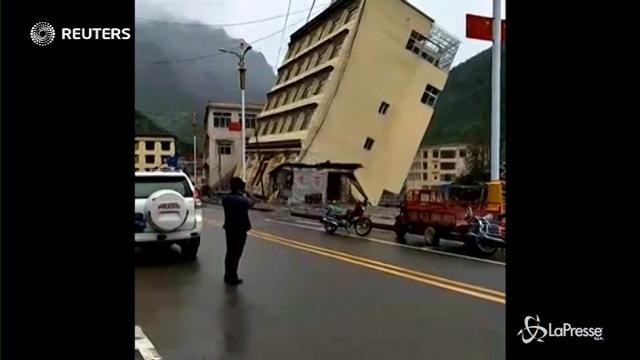 Piogge torrenziali in Tibet, crolla un palazzo