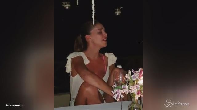 VIDEO Un’abbronzatissima Belen canta come un usignolo