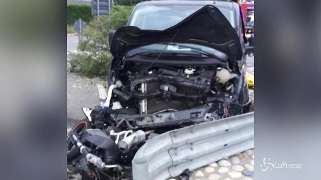Dopo una lite travolge moto, muore una ragazza