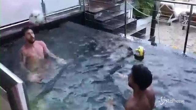 Messi e Luis Suarez, sfida a palleggi di testa in piscina