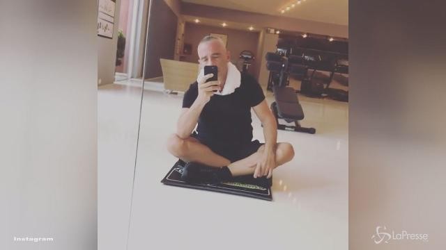 VIDEO Eros Ramazzotti in palestra, ma la più attiva è la sexy Marica