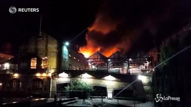 In fiamme Camden Market a Londra