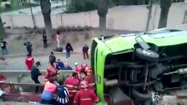 Si ribalta un bus turistico a Lima, 9 morti