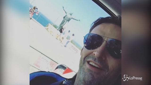 Polignano a mare, l’omaggio di Hugh Jackman a Modugno: “Volare”