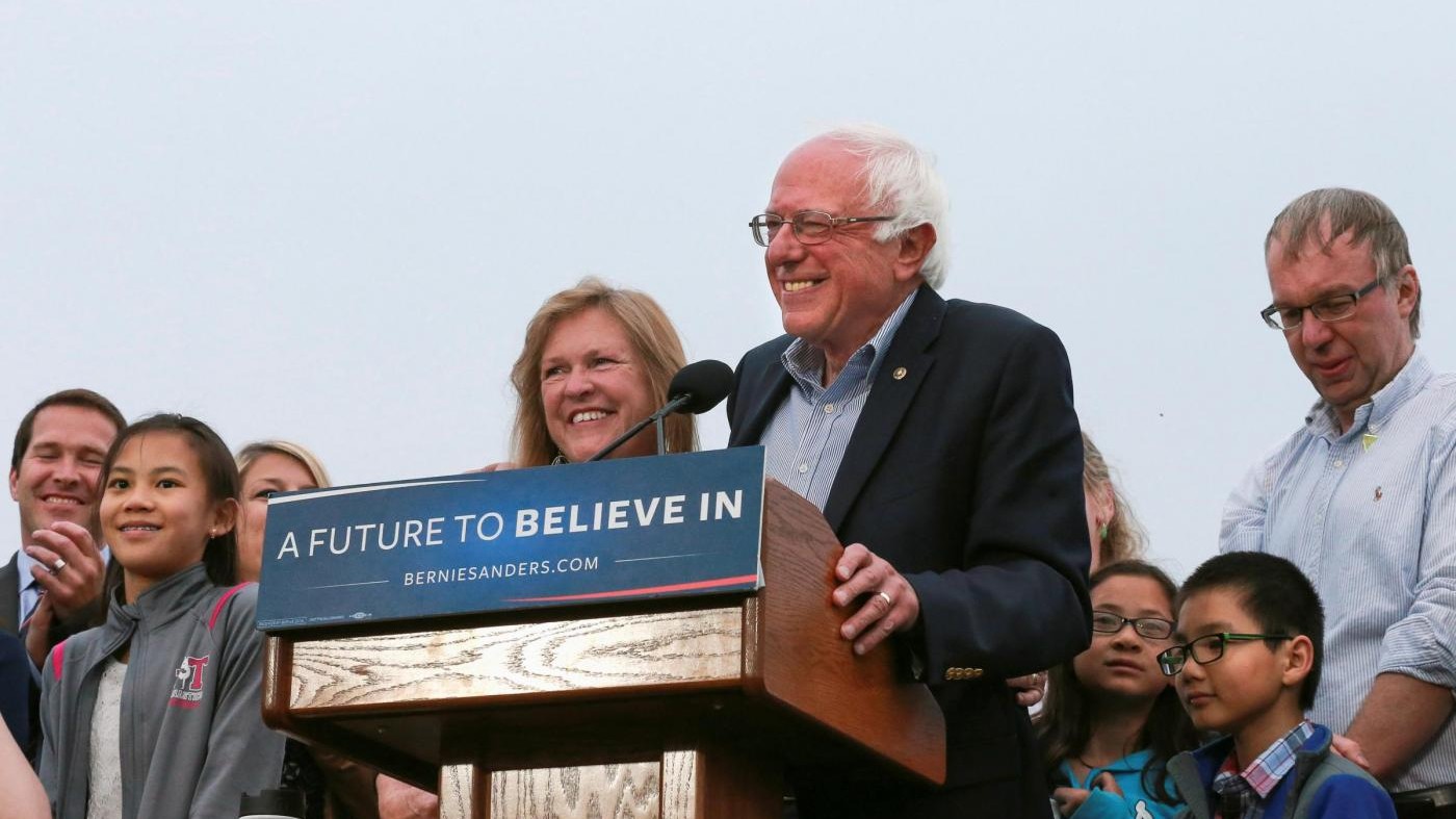 Bernie Sanders licenzierà oggi metà del suo staff