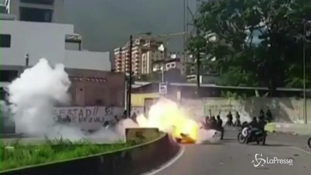 Venezuela: scoppia ordigno, feriti 7 agenti della Guardia nazionale