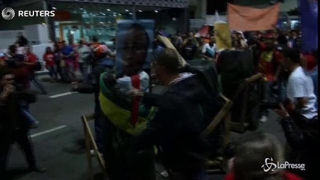 Brasile: manifestanti bruciano effigi di Temer