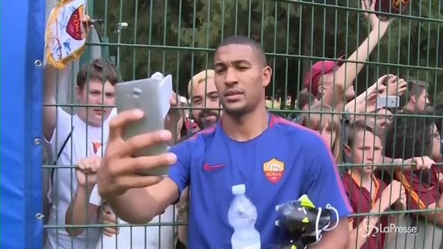 Roma travolta dall’affetto dei tifosi, selfie e autografi a Pinzolo