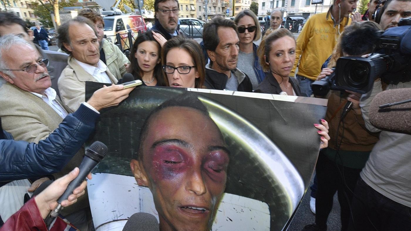 Cucchi, chiesta condanna per medici. Ilaria: torturato come Regeni