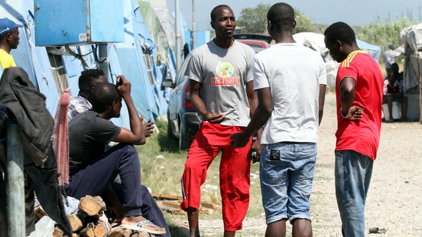 Rosarno, carabiniere accoltellato spara e uccide un migrante