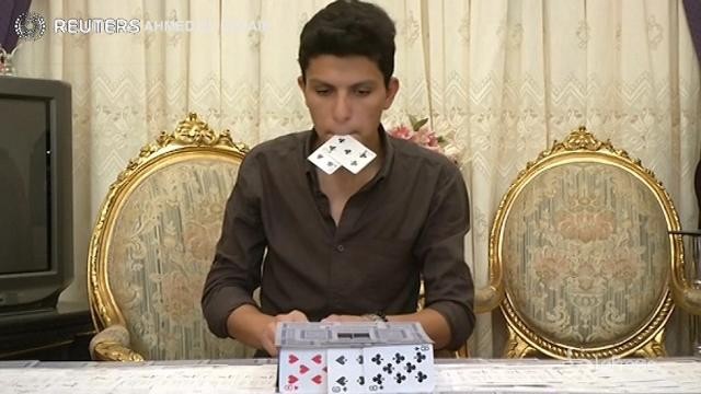 La passione di Ahmed Hassan: monumenti con le carte da gioco