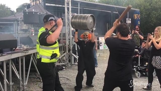 Poliziotto si scatena al concerto della cover band degli Slipknot