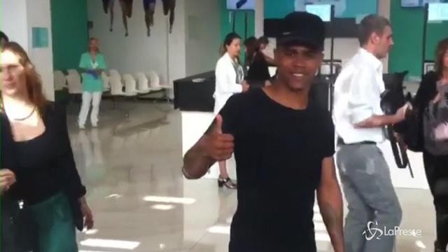 Juve: Douglas Costa tra i tifosi per le visite mediche