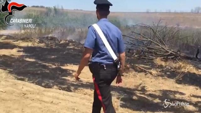Dà fuoco a sterpaglie, causa un grande incendio