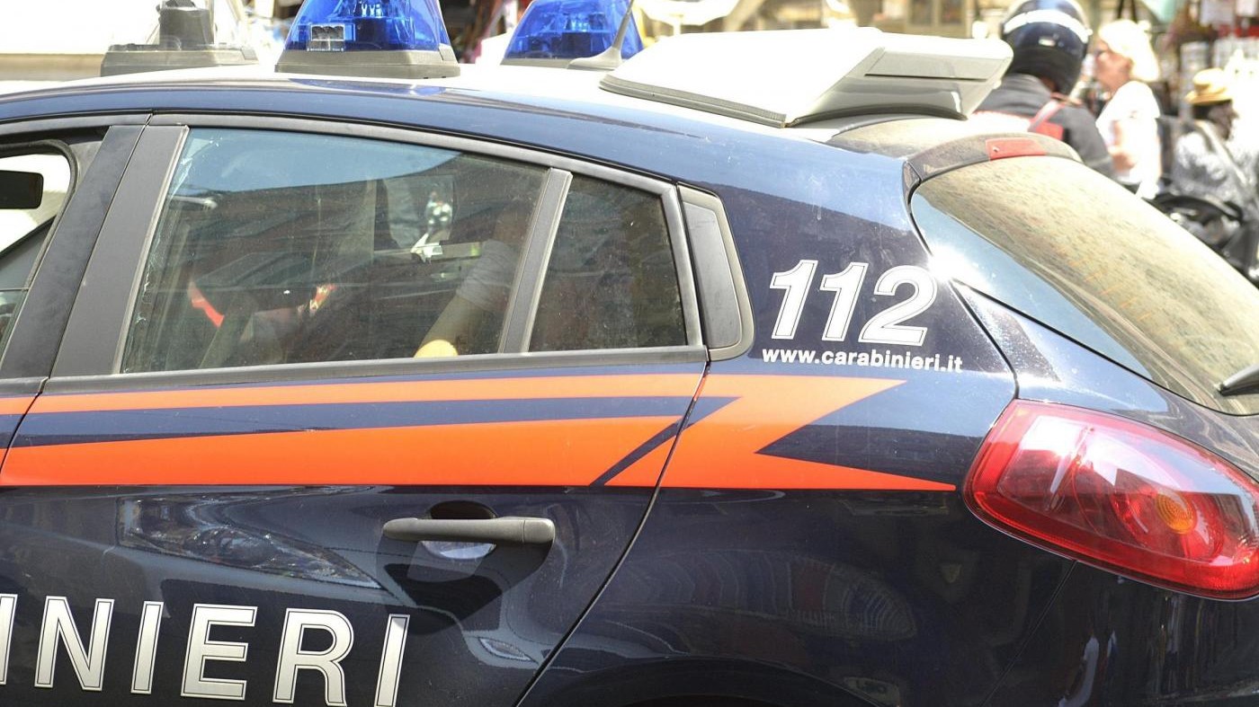 Varese, aggredisce vicino di casa con un’ascia: denunciato 75enne