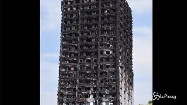 Londra: la polizia dentro i resti della Grenfell Tower