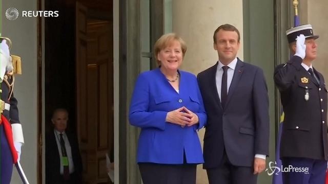 Parigi: il presidente Macron accoglie Angela Merkel