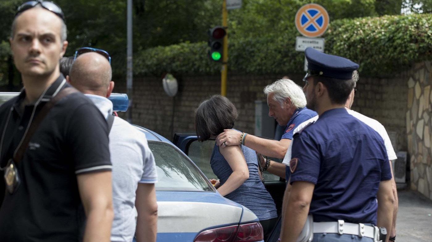 Milano, Minaccia La Moglie Con Acido E Alcool: Arrestato 34enne - LaPresse