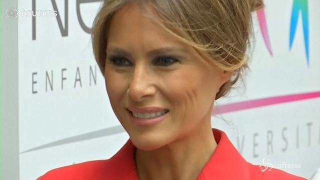 VIDEO Parigi, Melania Trump visita un ospedale pediatrico