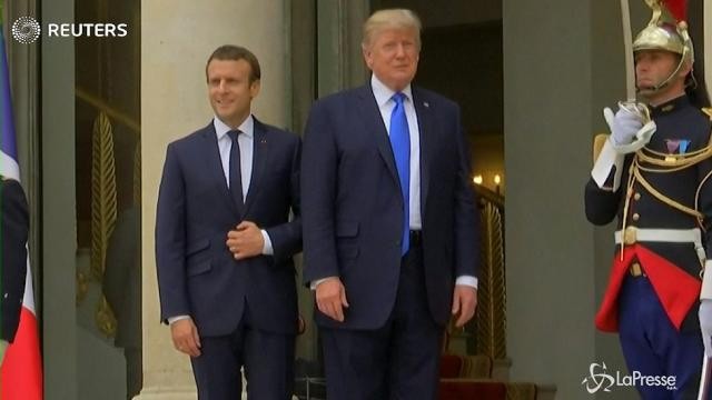 Parigi, Macron riceve Trump: sorrisi e pacche sulle spalle
