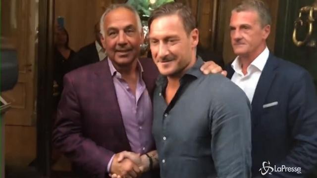 Roma: la stretta di mano Totti-Pallotta