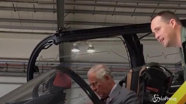 Il principe Carlo prova un jet della Raf