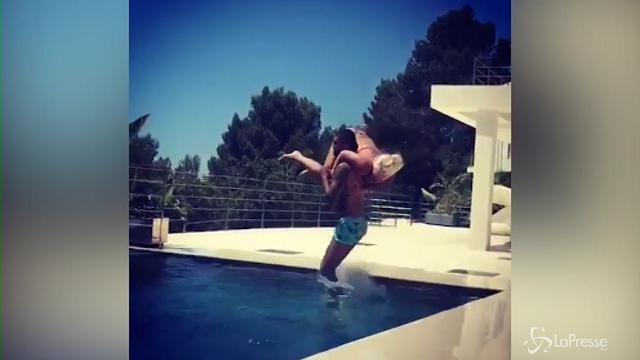 VIDEO Icardi scherza con Wanda Nara in piscina