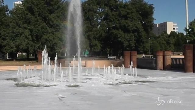 VIDEO Milano, schiuma anti zanzare nella fontana