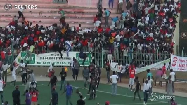 VIDEO Senegal, scontri tra tifosi allo stadio di Dakar: 9 morti
