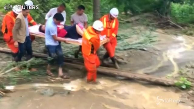 Cina, soccorsi difficili dopo le forti piogge
