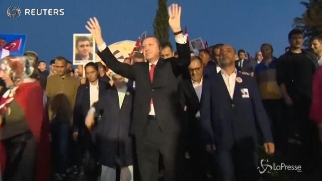 VIDEO Turchia, Erdogan: Taglieremo la testa ai traditori