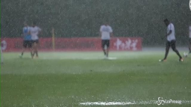 Il Milan si allena in Cina sotto la pioggia