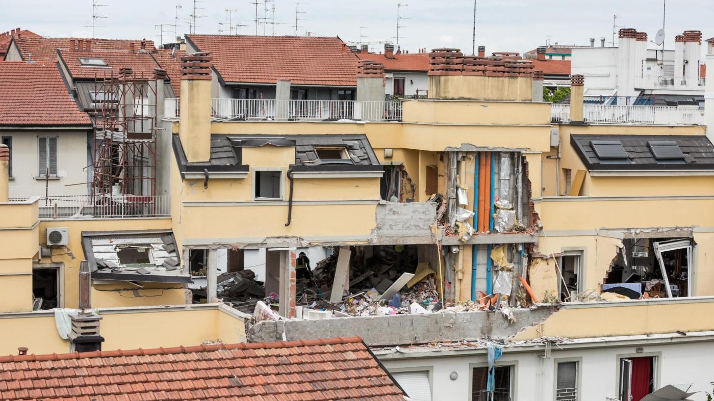 Milano, esplosione sventra una palazzina: 3 morti e 3 feriti