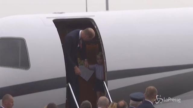 William e Kate in visita in Polonia, George non vuole scendere dall’aereo