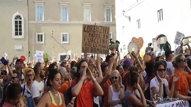 Roma, proteste dei no vax vicino al Senato