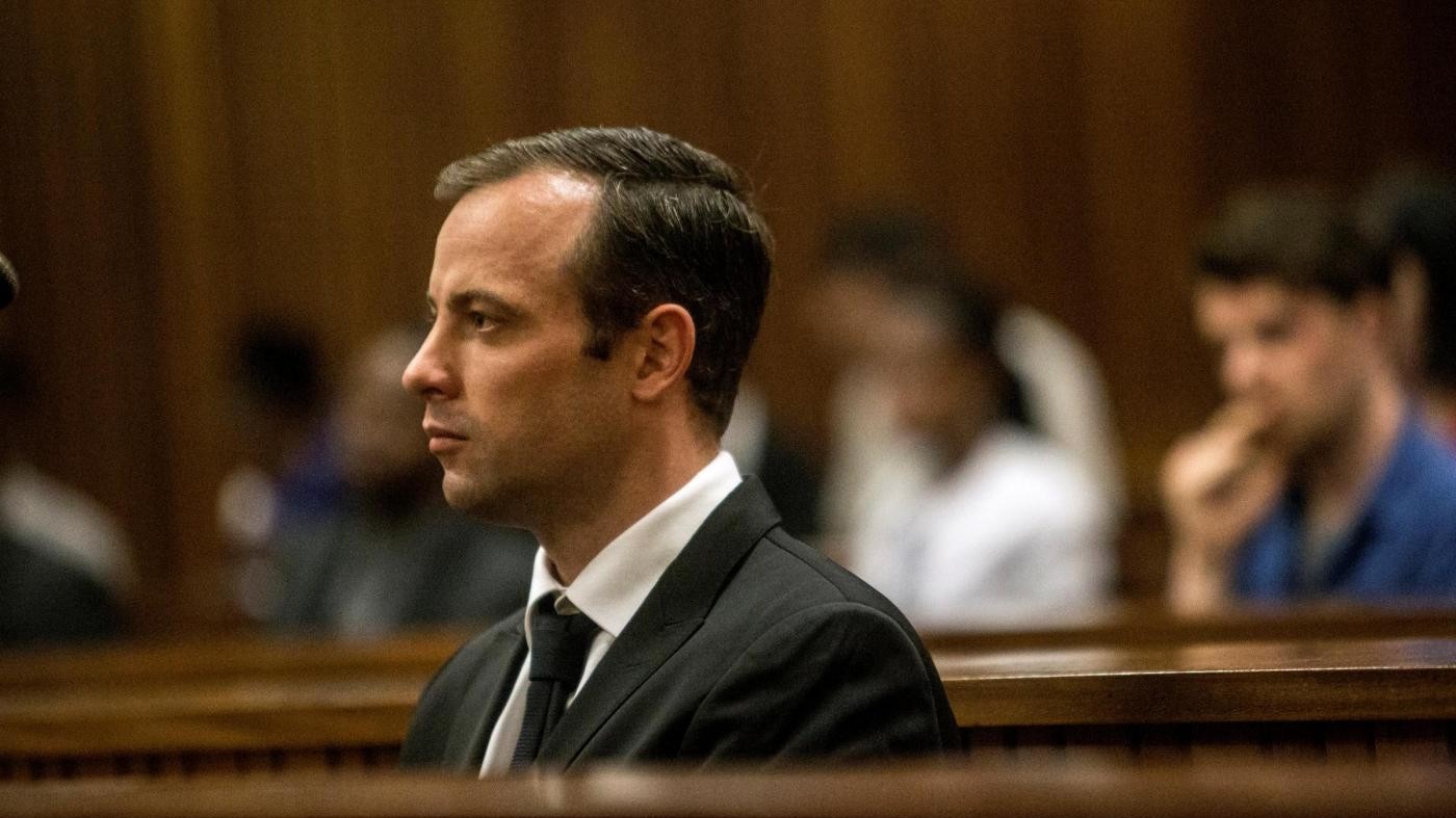 Pistorius in tribunale per udienza definitiva: rischia 15 anni