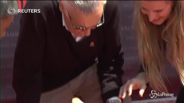Usa: Stan Lee celebrato sulla Hollywood Boulevard