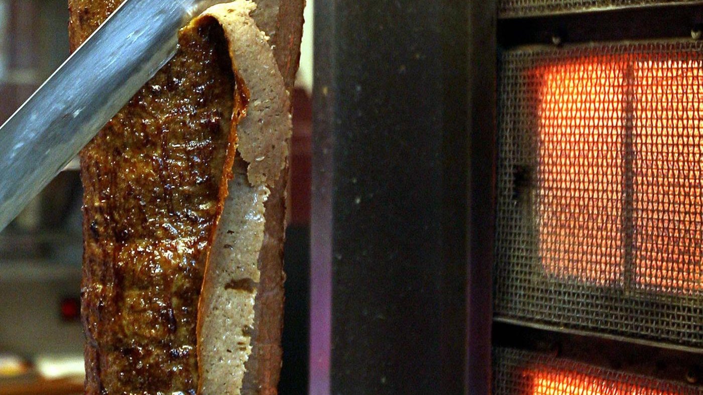 Milano, ex dipendente lancia molotov dentro un locale kebab
